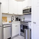 240-6 New Studio Prime Location W&D In Unit