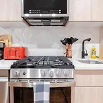 323-1 Specious 2Br Williamsburg