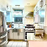 Lga Airport 3 Mins, 3 Bedroom Duplex House, Parking And Private Backyard, 9Mins Subway!