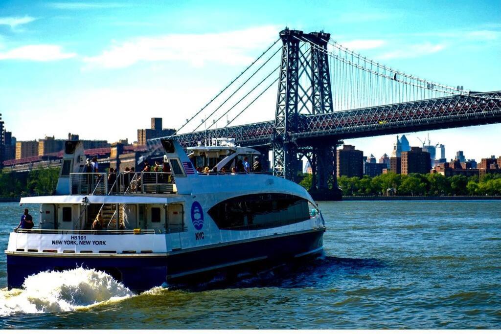 Lga Airport 3 Mins, 3 Bedroom Duplex House, Parking And Private Backyard, 9mins Subway! New York