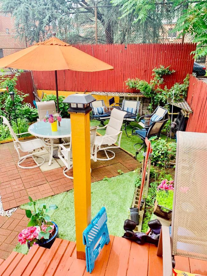 Lga Airport 3 Mins, 3 Bedroom Duplex House, Parking And Private Backyard, 9mins Subway! Holiday home