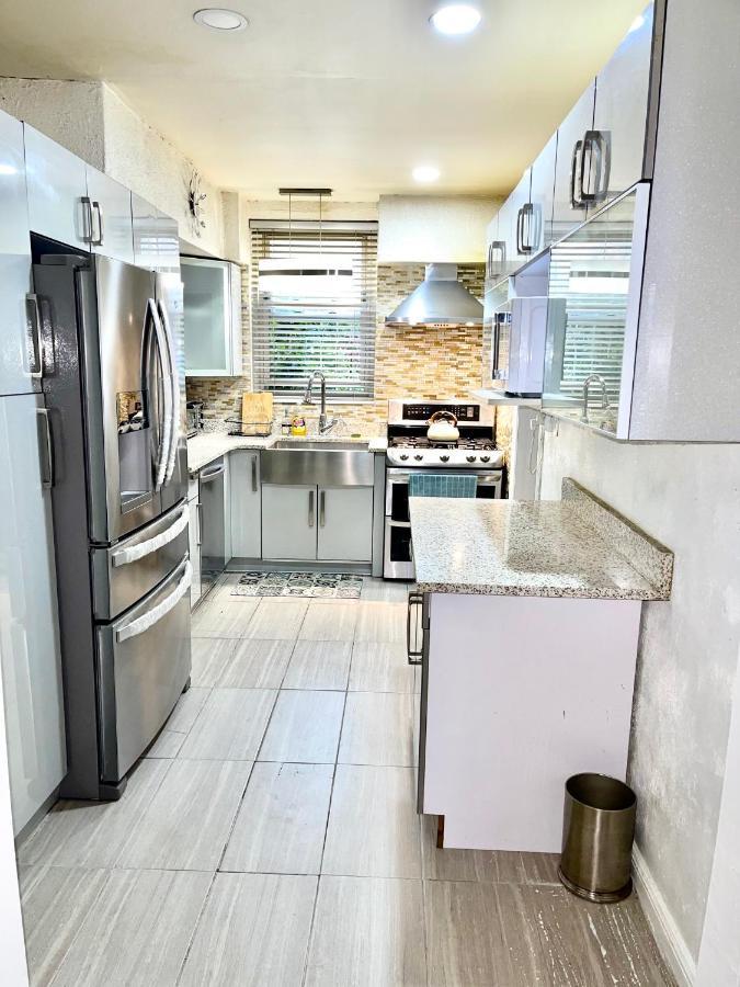 Lga Airport 3 Mins, 3 Bedroom Duplex House, Parking And Private Backyard, 9mins Subway! Holiday home