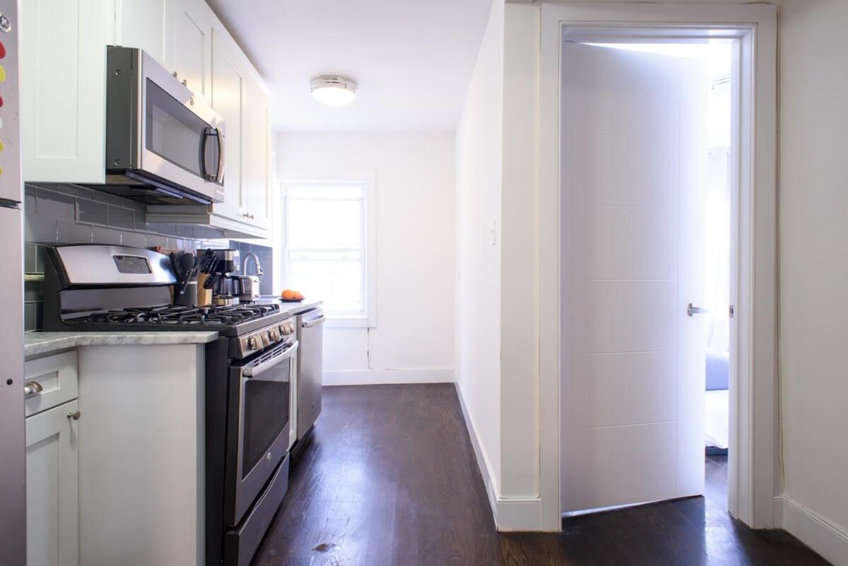 39-3 Newly Renovated 3 Bedroom Prime Midtown Sleeps 6 Apartment New York