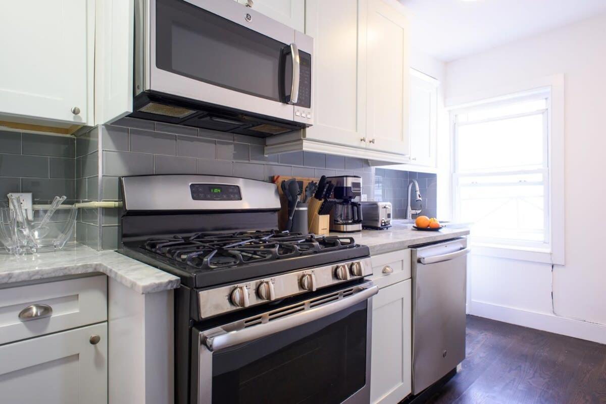 Apartment 39-3 Newly Renovated 3 Bedroom Prime Midtown Sleeps 6
