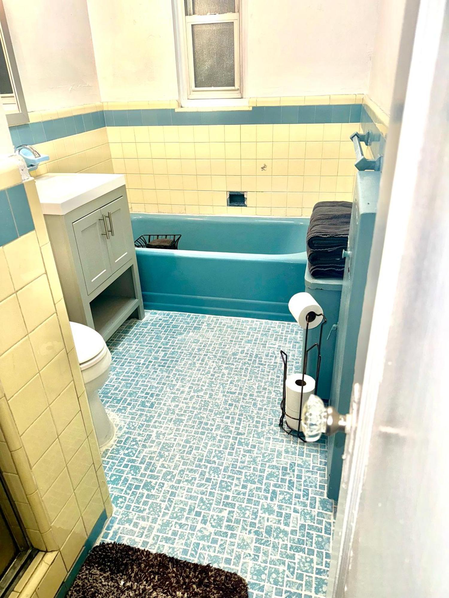 Lga Airport 3 Mins, 3 Bedroom Duplex House, Parking And Private Backyard, 9mins Subway!