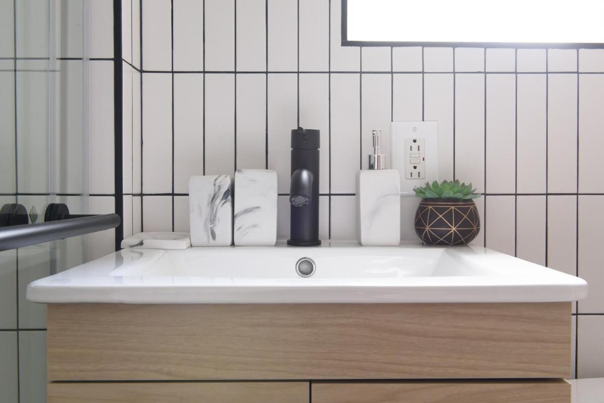 Apartment 39-3 Newly Renovated 3 Bedroom Prime Midtown Sleeps 6 New York