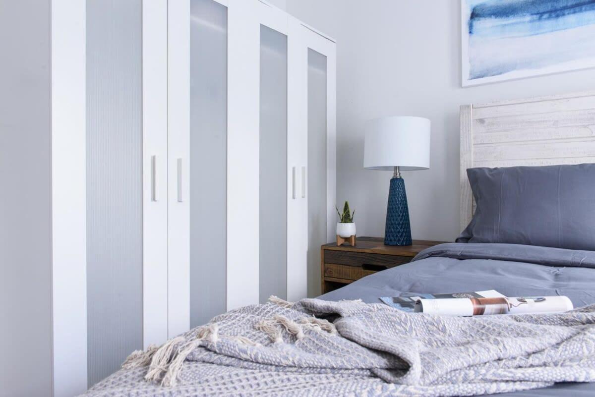 39-3 Newly Renovated 3 Bedroom Prime Midtown Sleeps 6 *