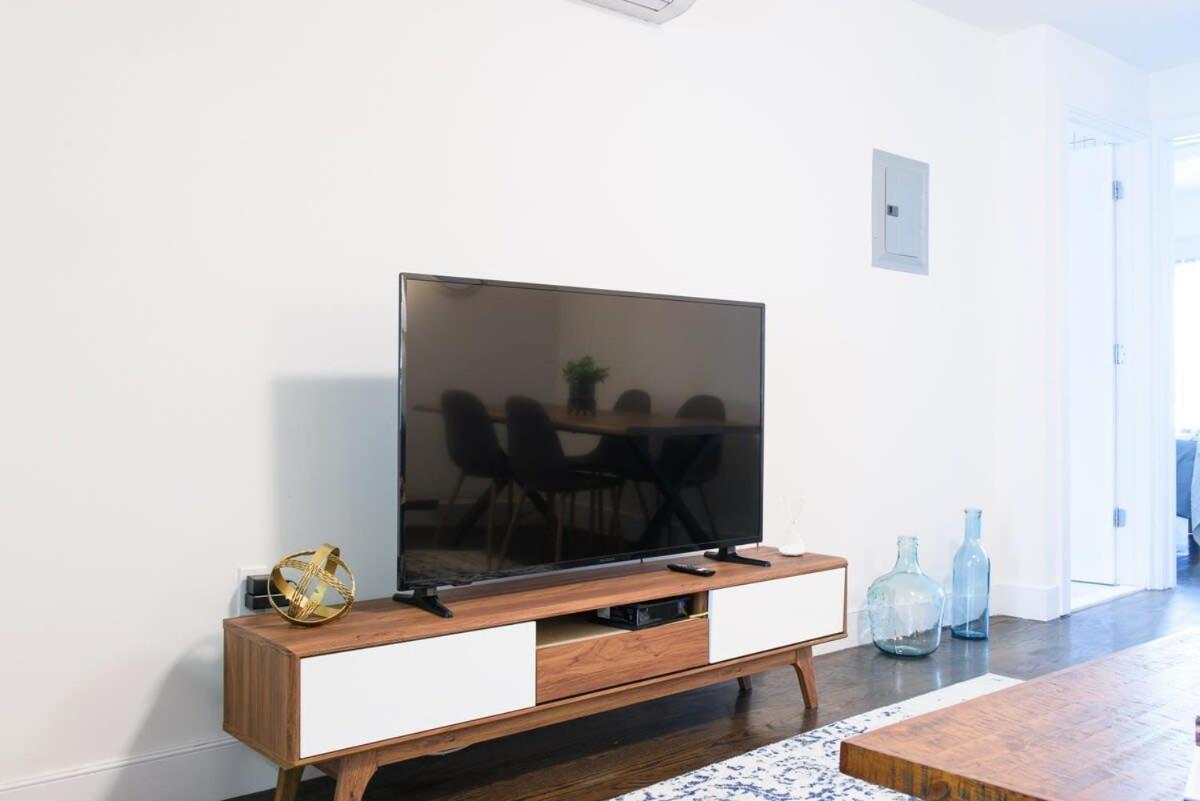 39-3 Newly Renovated 3 Bedroom Prime Midtown Sleeps 6 New York