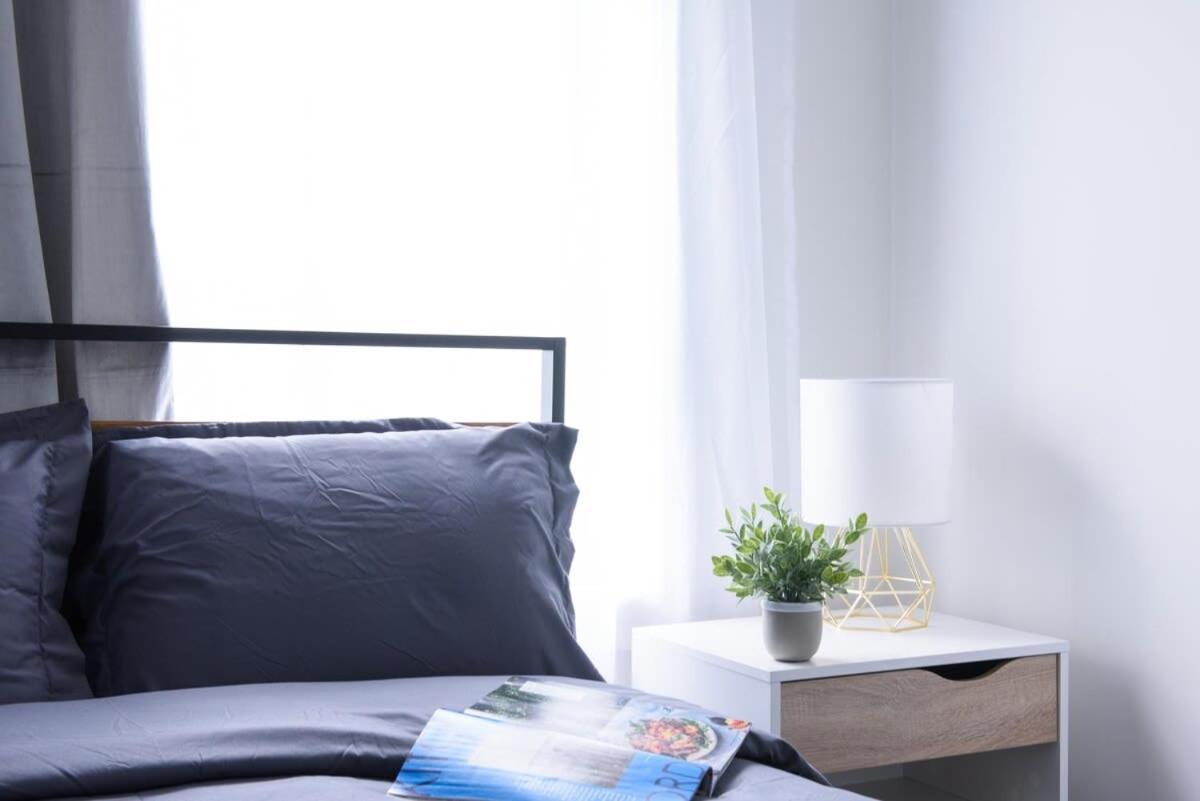 39-3 Newly Renovated 3 Bedroom Prime Midtown Sleeps 6 Apartment