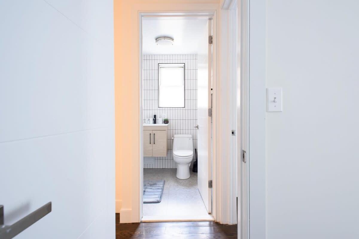 Apartment 39-3 Newly Renovated 3 Bedroom Prime Midtown Sleeps 6 *