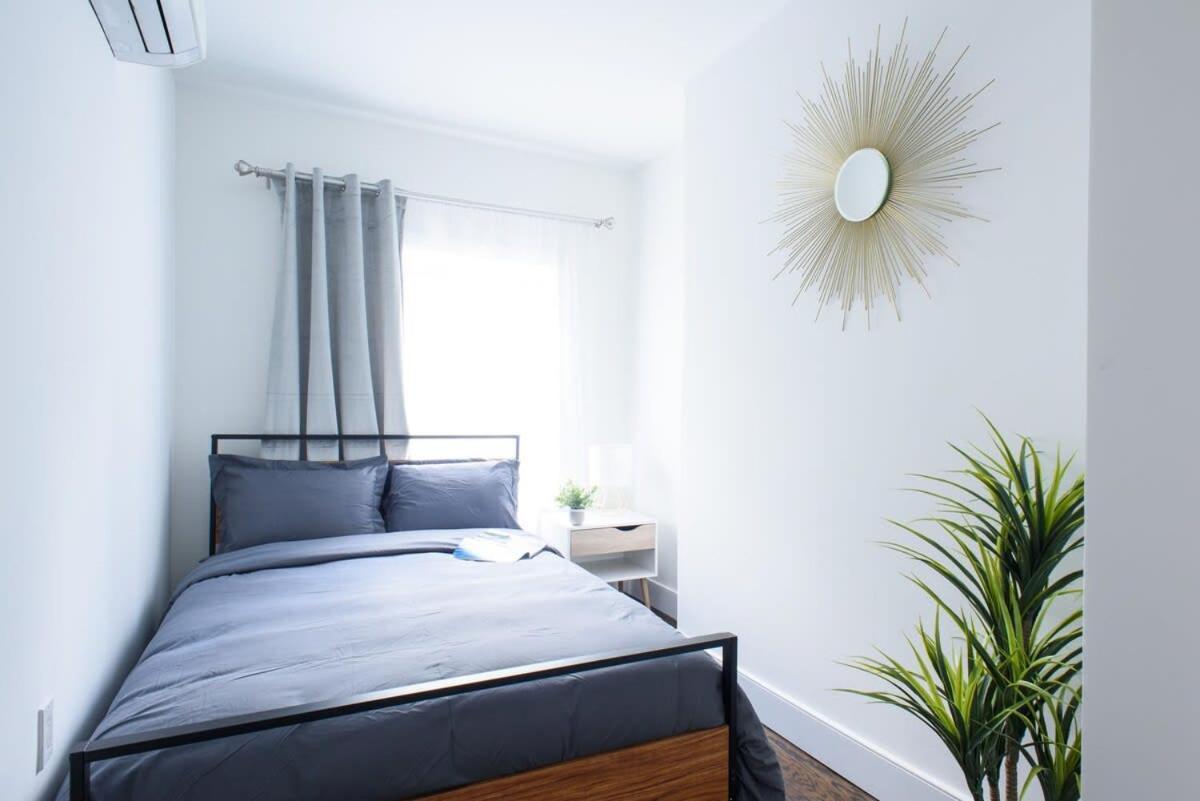 39-3 Newly Renovated 3 Bedroom Prime Midtown Sleeps 6 * New York