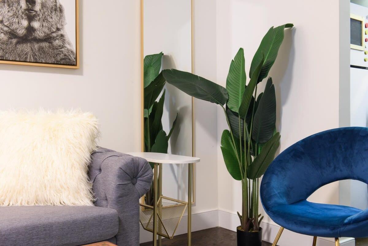 Apartment 39-3 Newly Renovated 3 Bedroom Prime Midtown Sleeps 6 New York