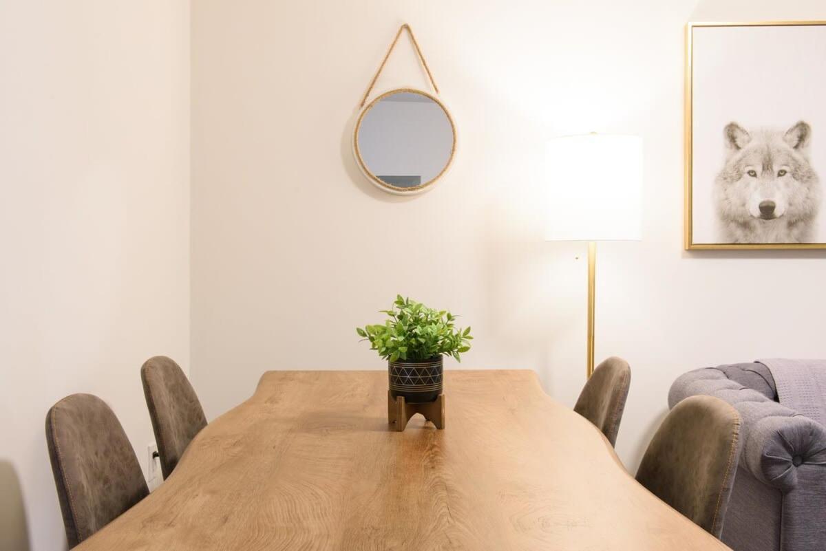 39-3 Newly Renovated 3 Bedroom Prime Midtown Sleeps 6 * New York