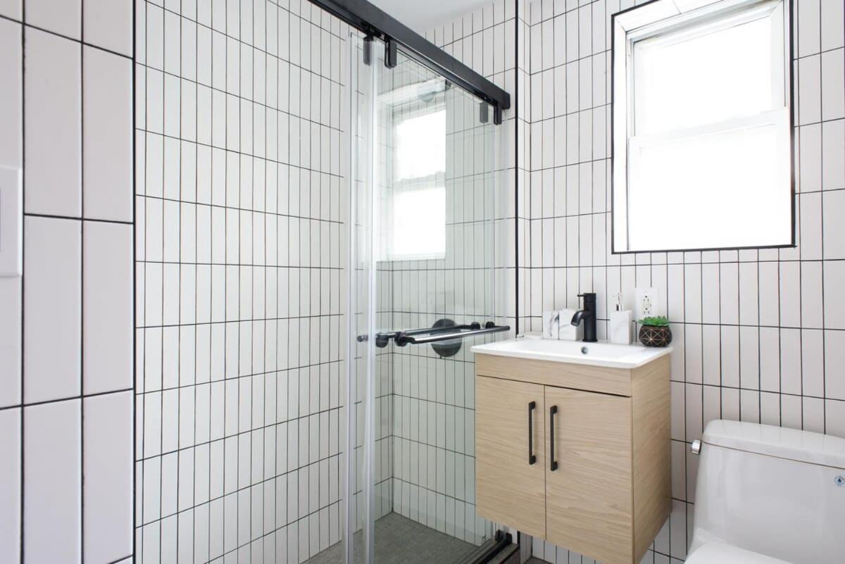 39-3 Newly Renovated 3 Bedroom Prime Midtown Sleeps 6 *