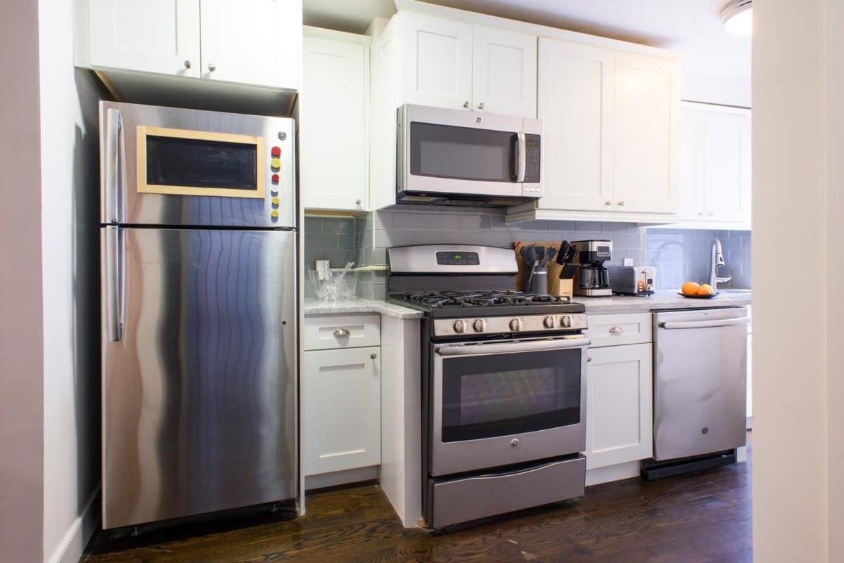 39-3 Newly Renovated 3 Bedroom Prime Midtown Sleeps 6 * New York