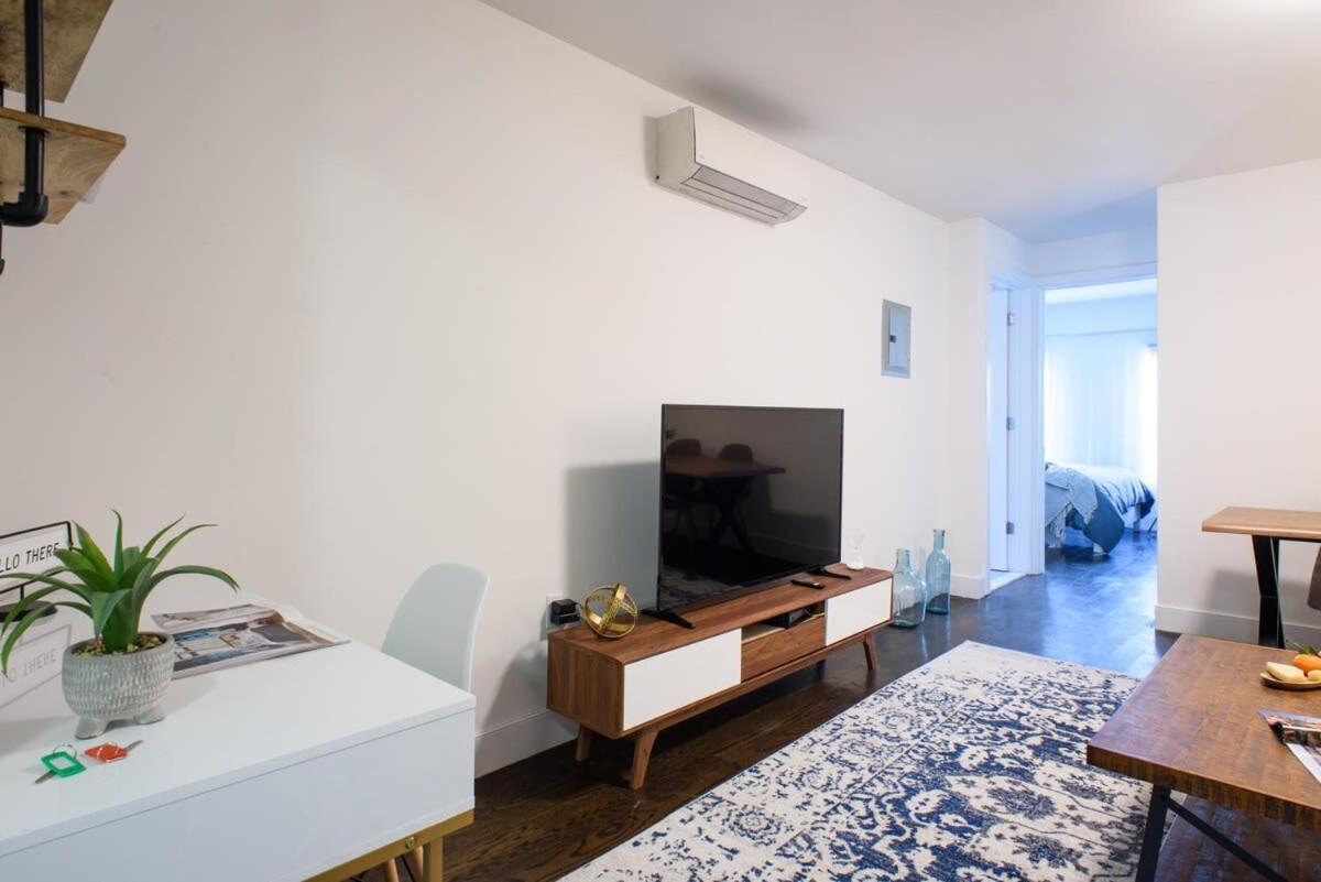 39-3 Newly Renovated 3 Bedroom Prime Midtown Sleeps 6 *