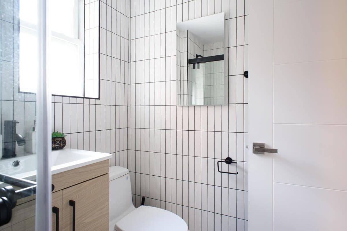 39-3 Newly Renovated 3 Bedroom Prime Midtown Sleeps 6 Apartment New York