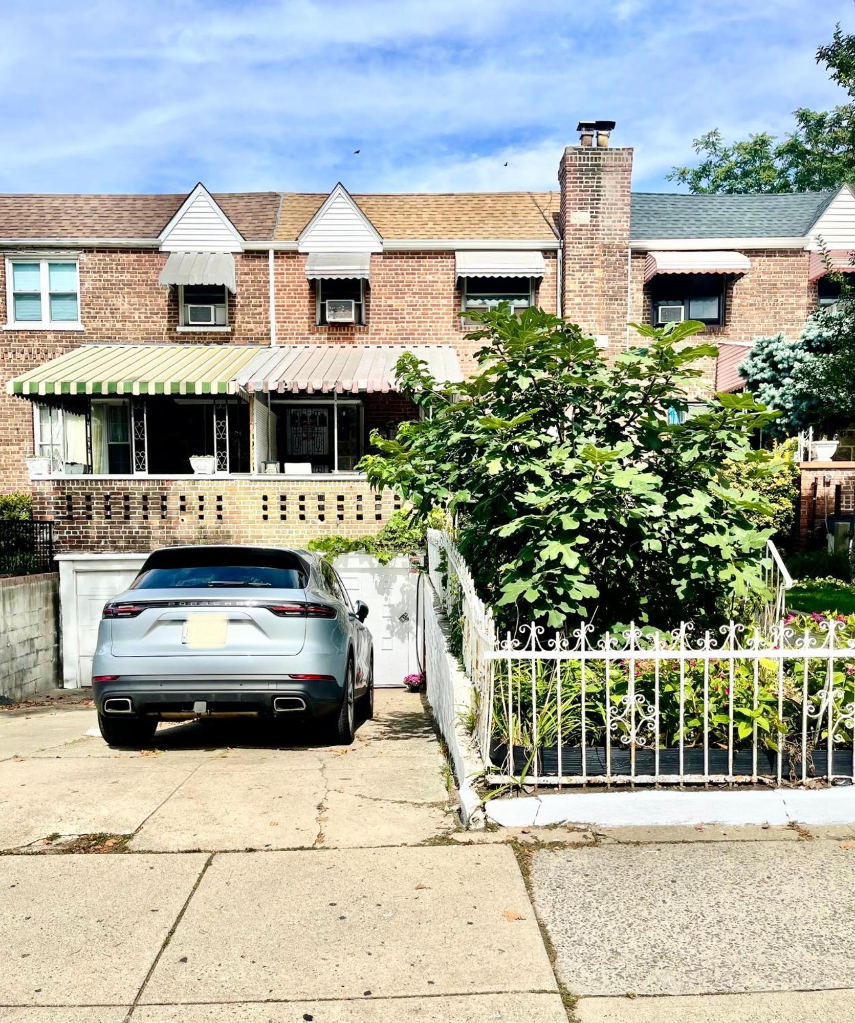 Holiday home Lga Airport 3 Mins, 3 Bedroom Duplex House, Parking And Private Backyard, 9mins Subway! *
