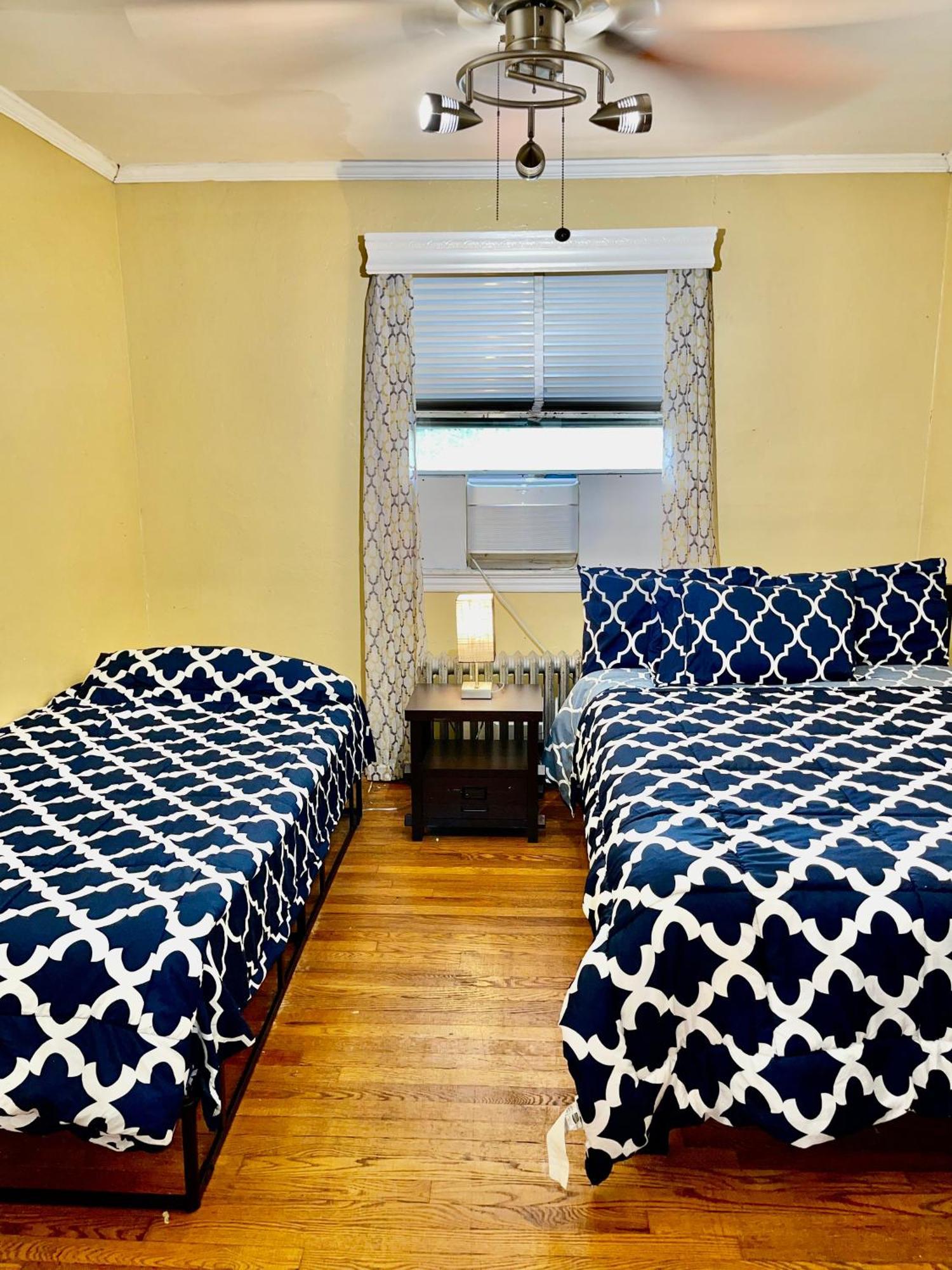 Holiday home Lga Airport 3 Mins, 3 Bedroom Duplex House, Parking And Private Backyard, 9mins Subway!