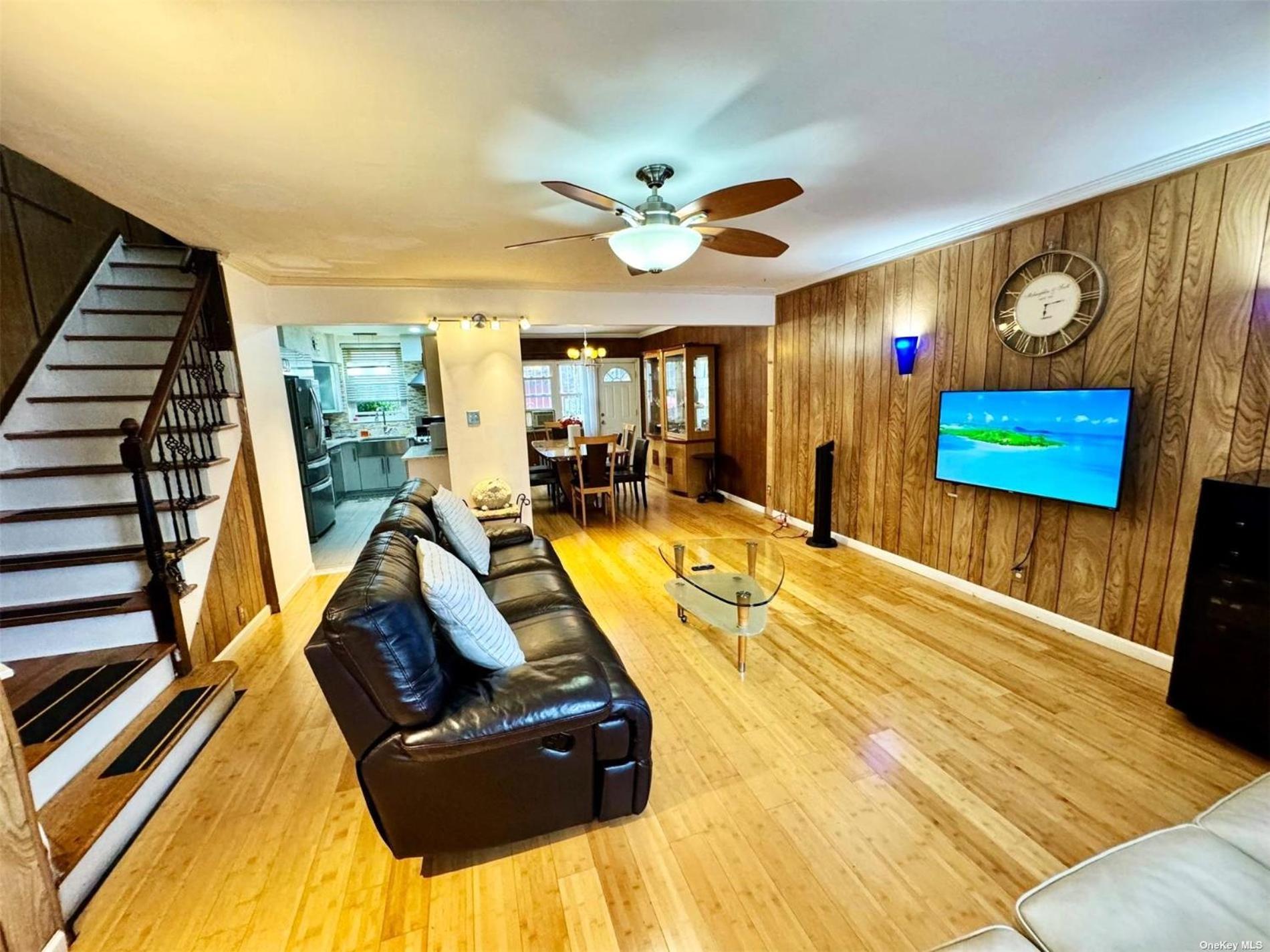 Holiday home Lga Airport 3 Mins, 3 Bedroom Duplex House, Parking And Private Backyard, 9mins Subway!