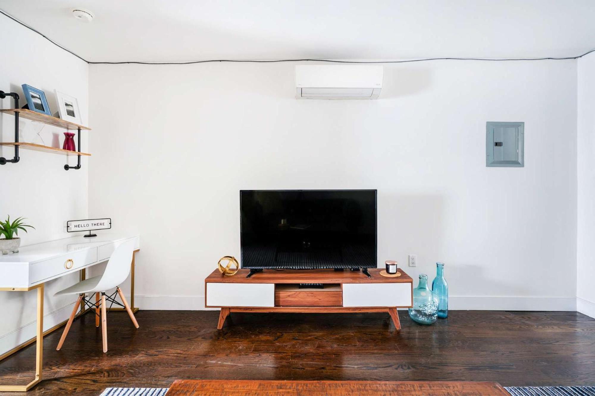 39-3 Newly Renovated 3 Bedroom Prime Midtown Sleeps 6 *