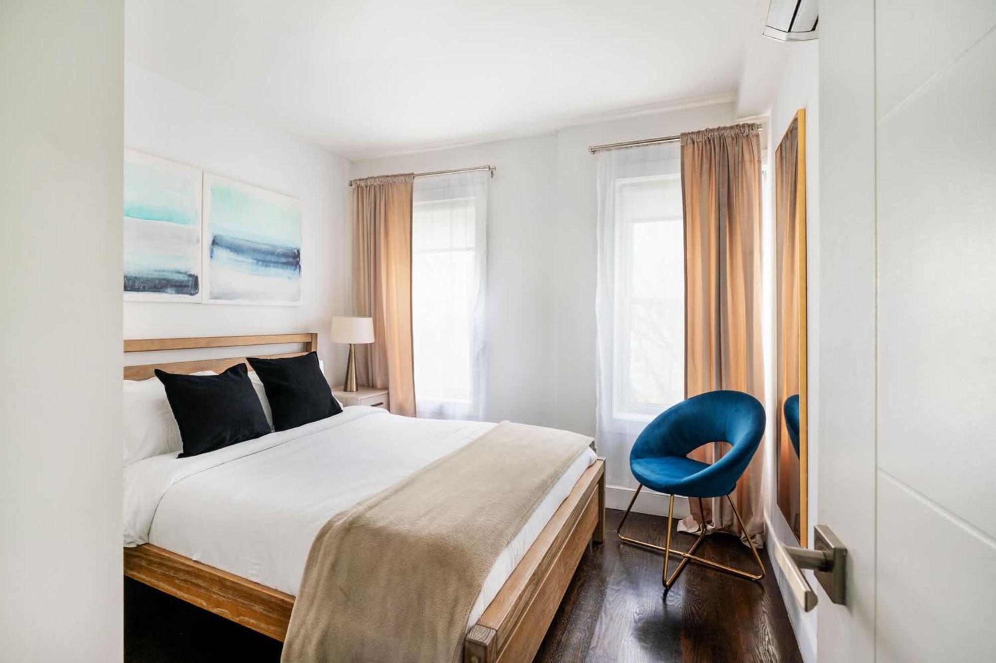 39-3 Newly Renovated 3 Bedroom Prime Midtown Sleeps 6 *
