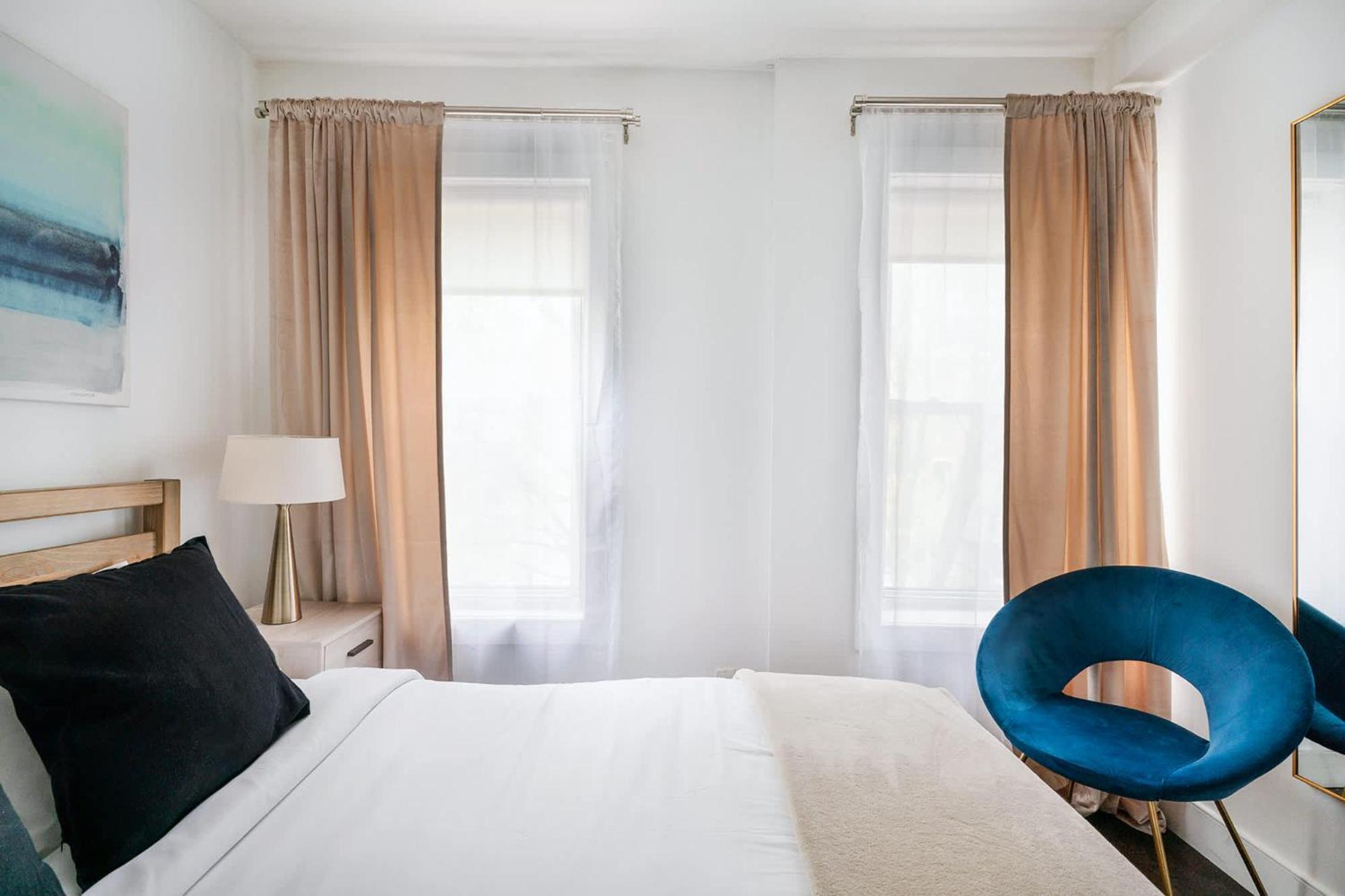 39-3 Newly Renovated 3 Bedroom Prime Midtown Sleeps 6 Apartment