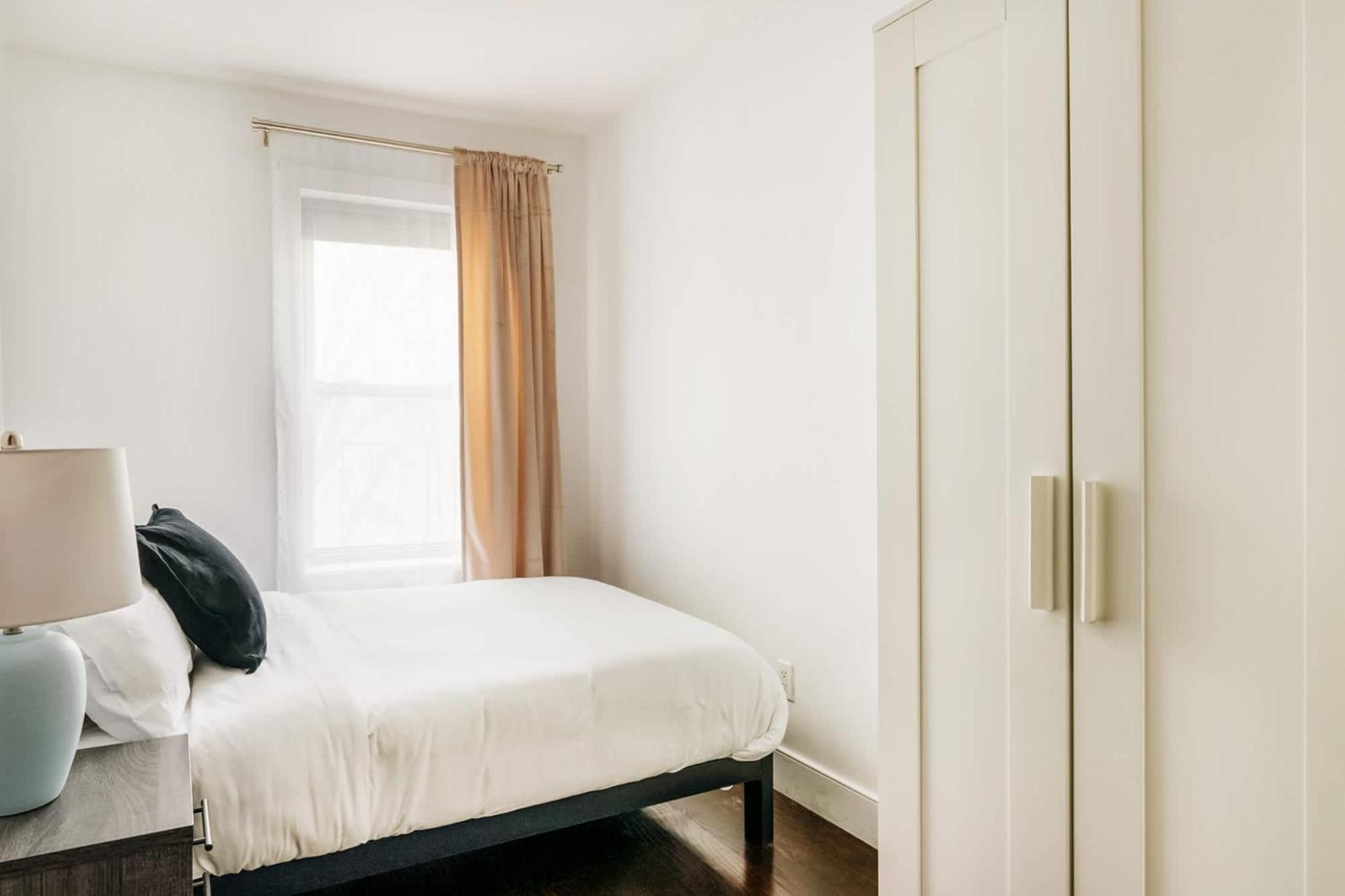 Apartment 39-3 Newly Renovated 3 Bedroom Prime Midtown Sleeps 6 *