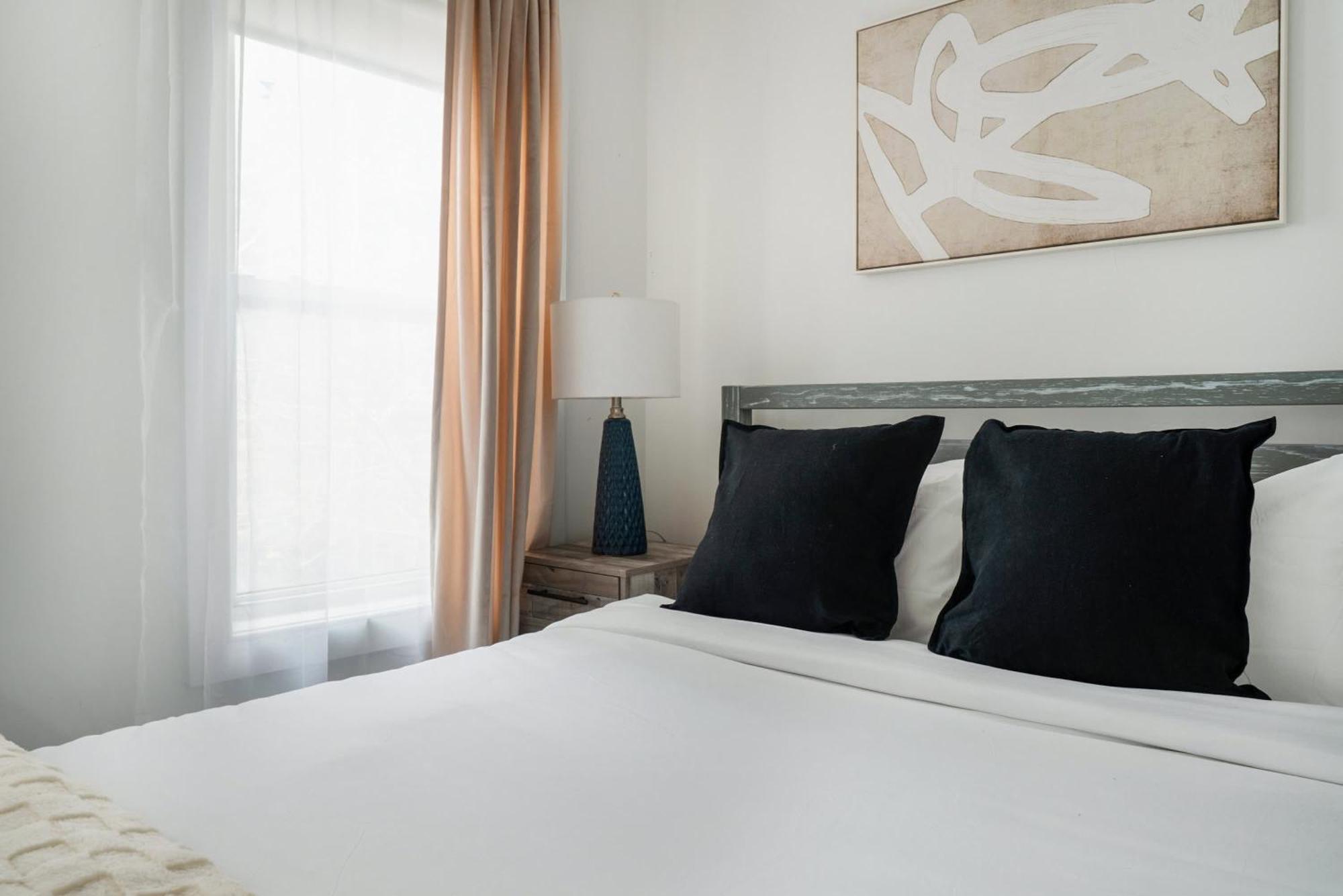 39-3 Newly Renovated 3 Bedroom Prime Midtown Sleeps 6 New York