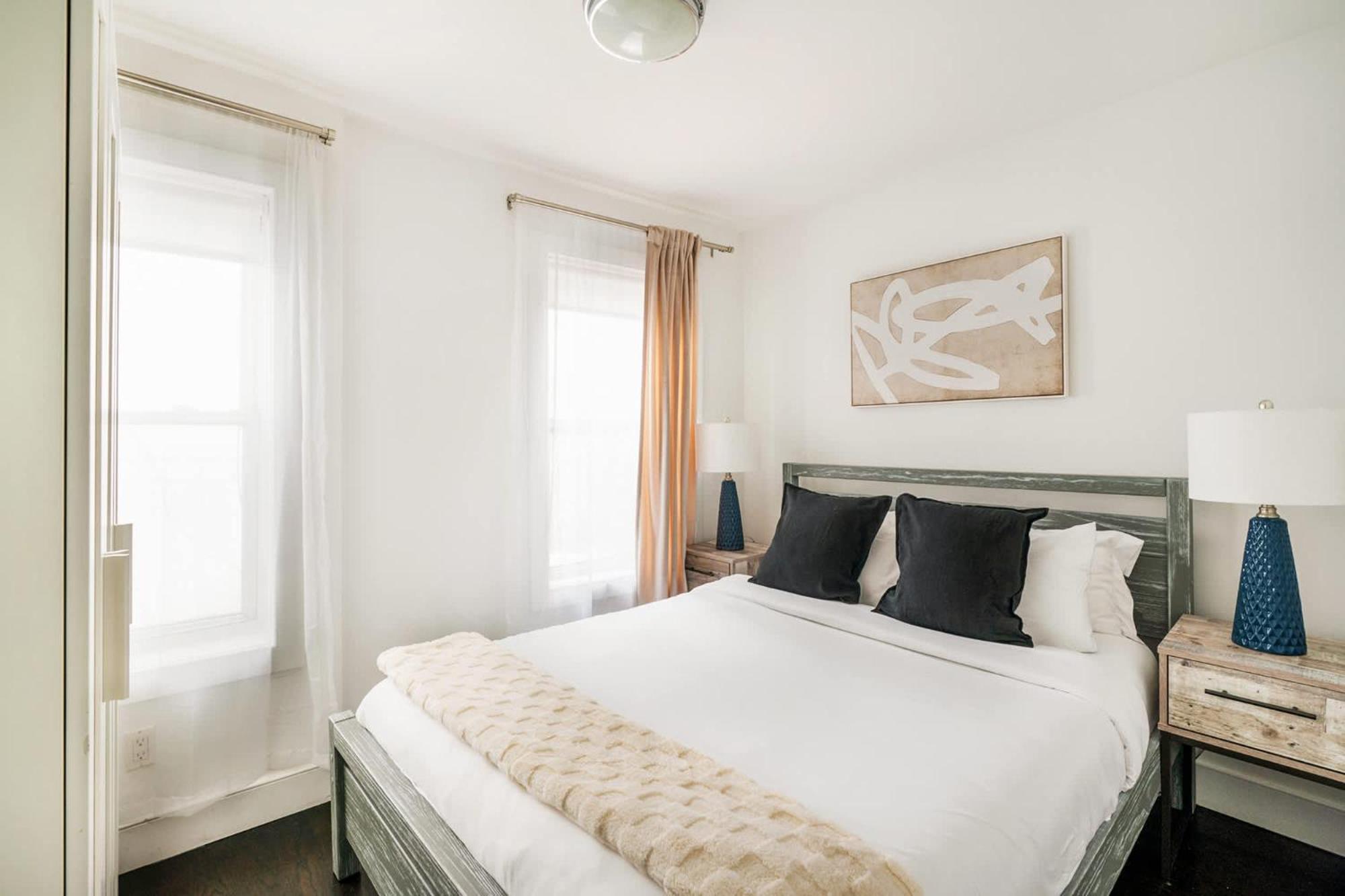 39-3 Newly Renovated 3 Bedroom Prime Midtown Sleeps 6 Apartment