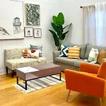 Modern Apartment With Parking & Quick Ride To Manhattan