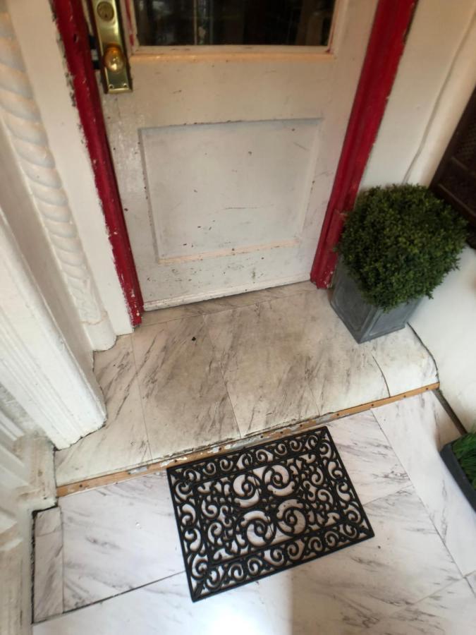 Private In Manhattan Guest house