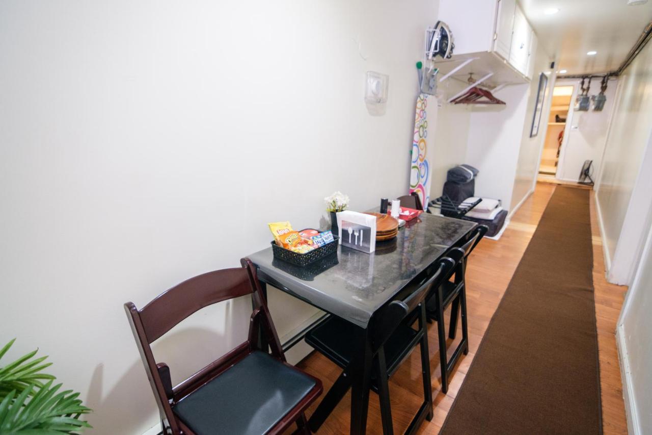 Elegant 2 Bedroom W Modern Amenities Apartment