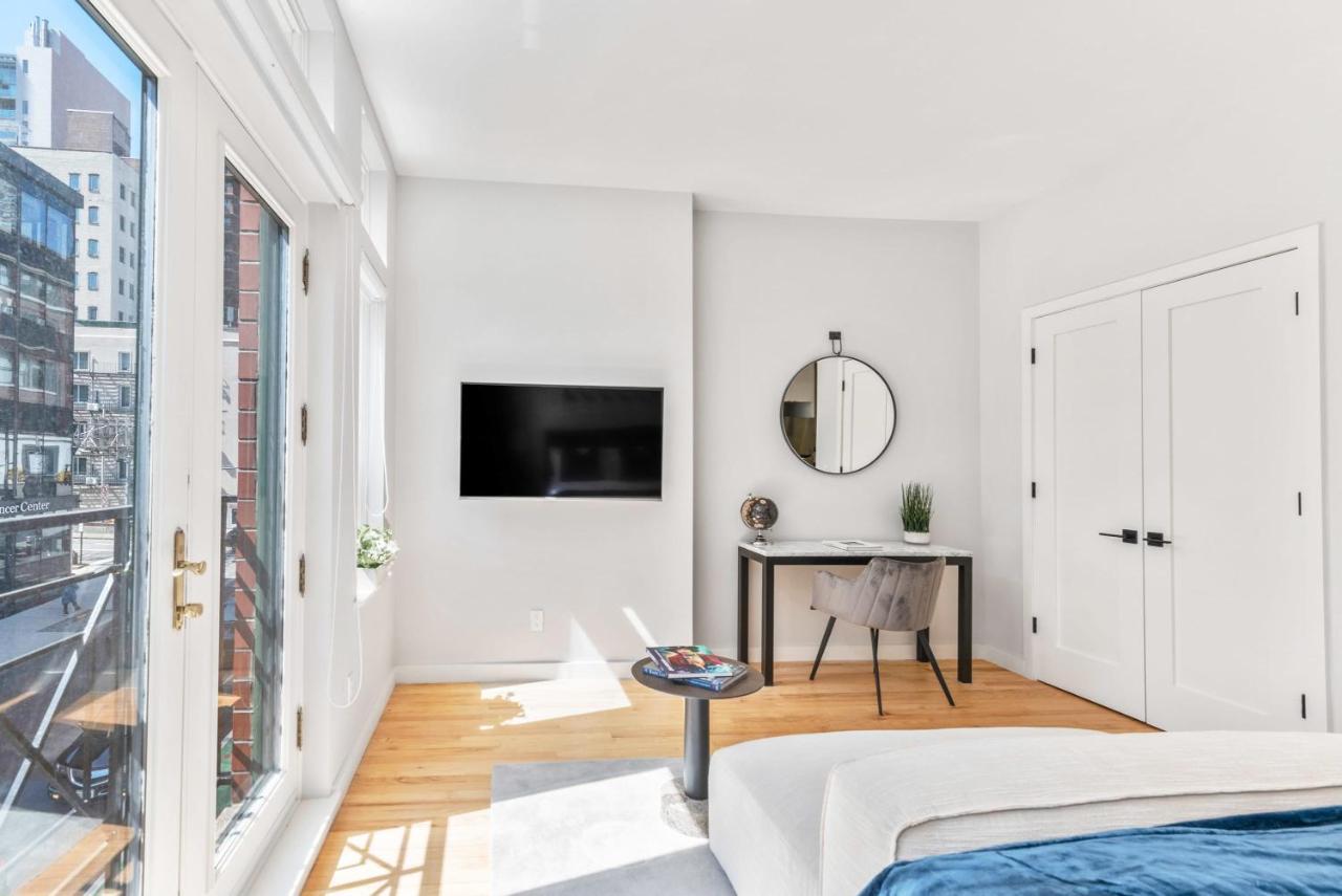 Maison Bella - Modern Studio W Charming Juliet Balcony * New York