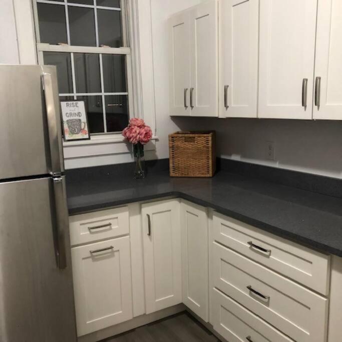 Private In Townhouse W Shared Baths Qn Bed 1-3ppl Apartment