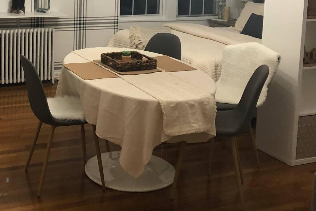 Private In Townhouse W Shared Baths Qn Bed 1-3ppl Apartment *