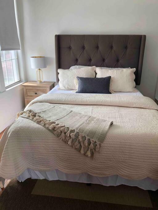 Apartment Private In Townhouse W Shared Baths Qn Bed 1-3ppl *