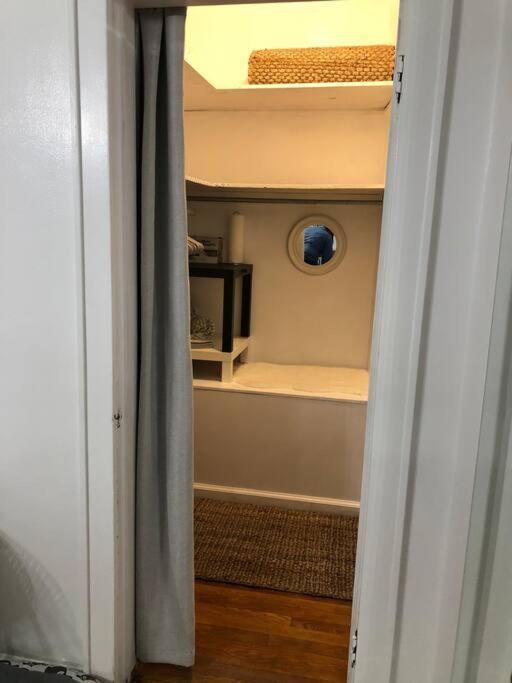 Private In Townhouse W Shared Baths Qn Bed 1-3ppl * New York