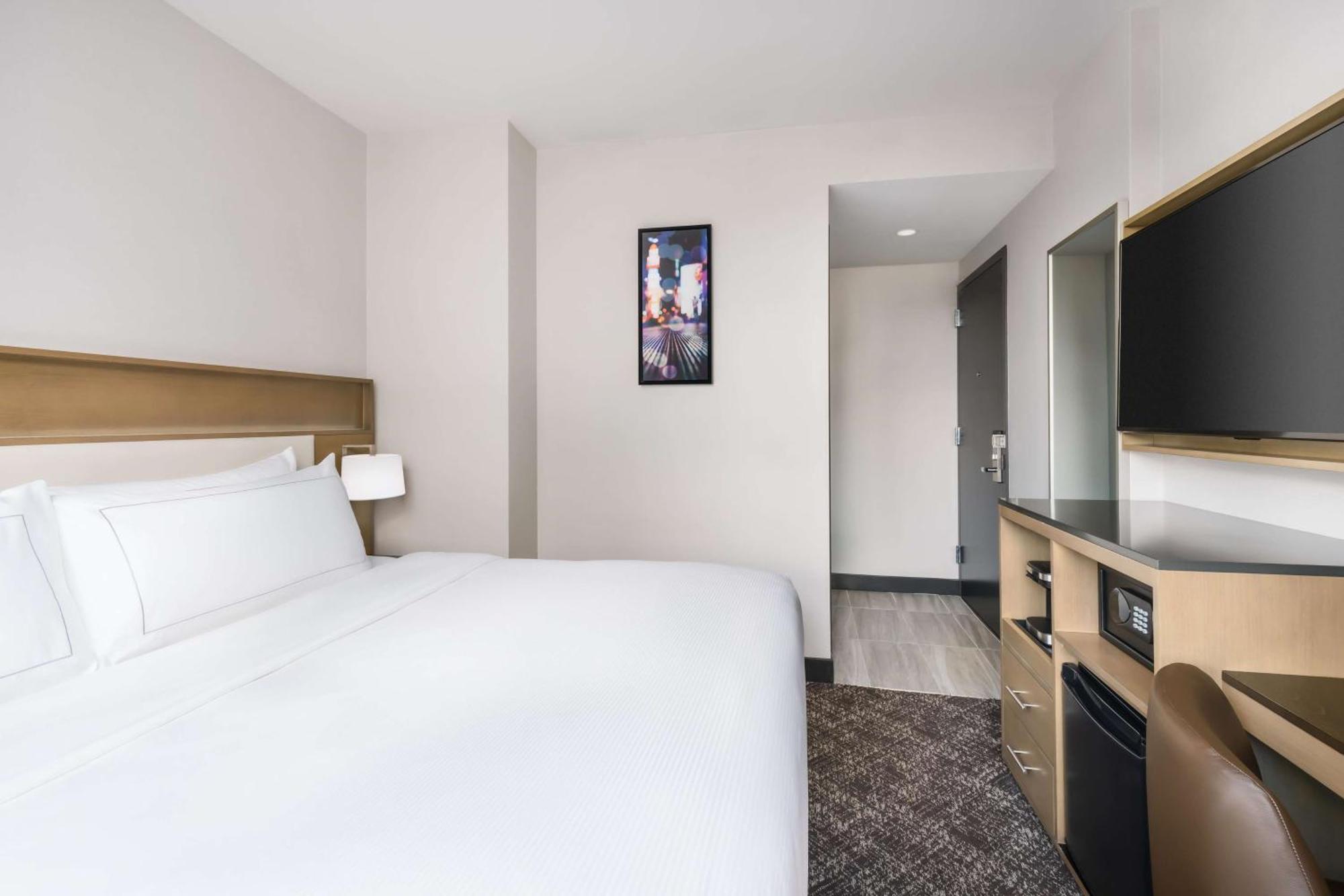 Doubletree By Hilton Times Square South Hotel
