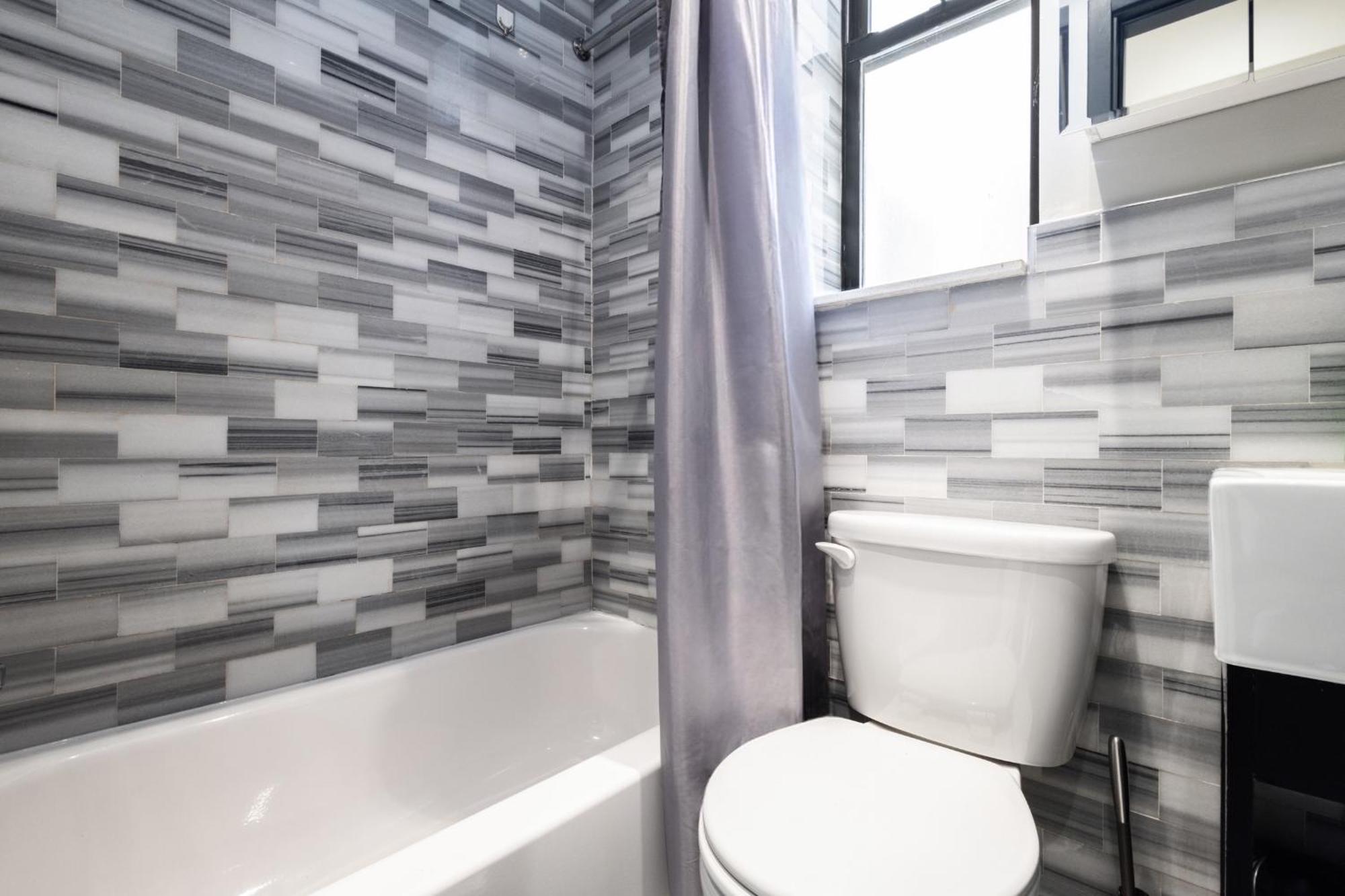 Spacious 4bd Gem In Manhattan Apartment