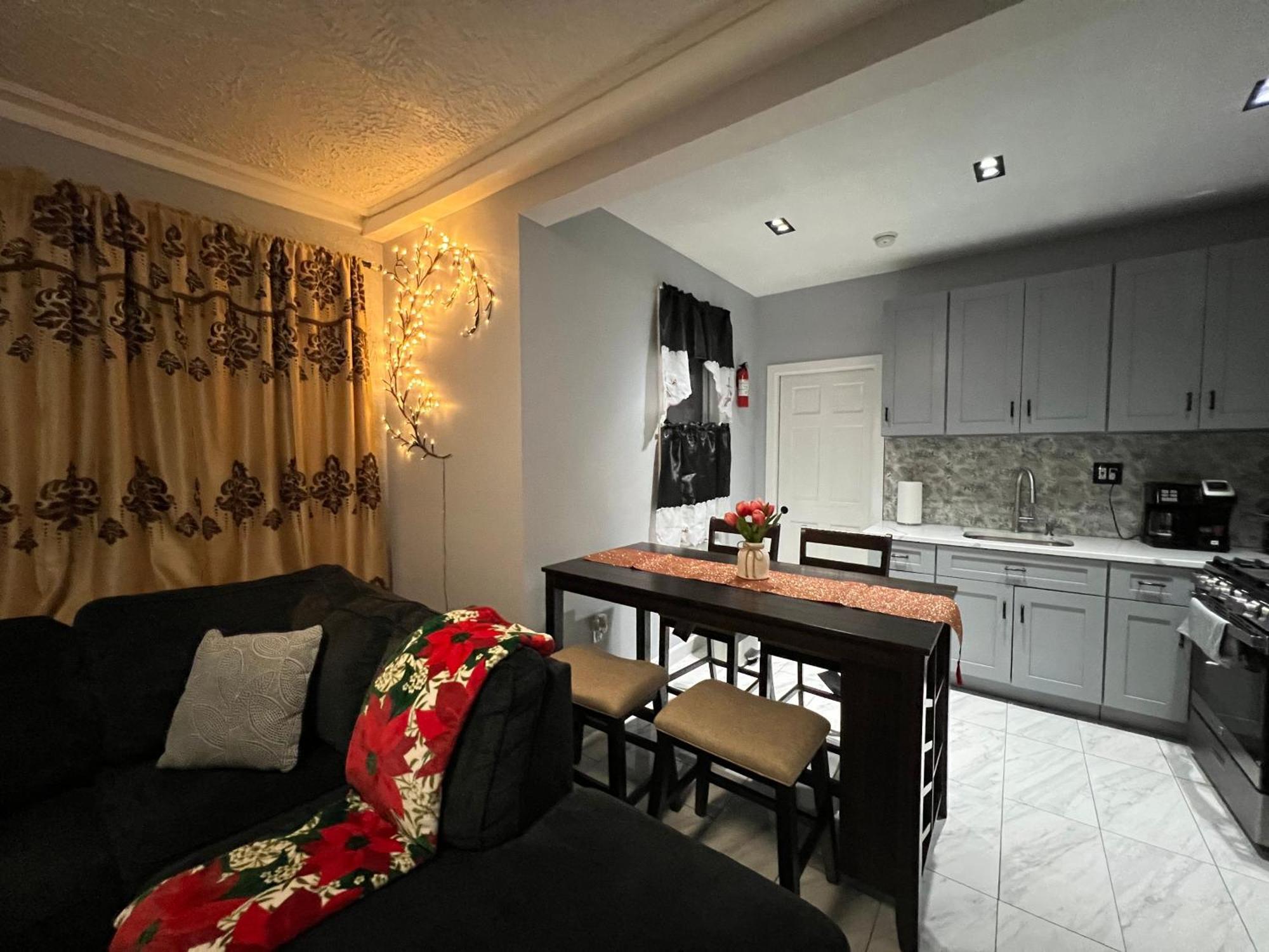 3 Bedrooms In 2nd Floor Modern Brooklyn Home, Close To J Train Guest house New York