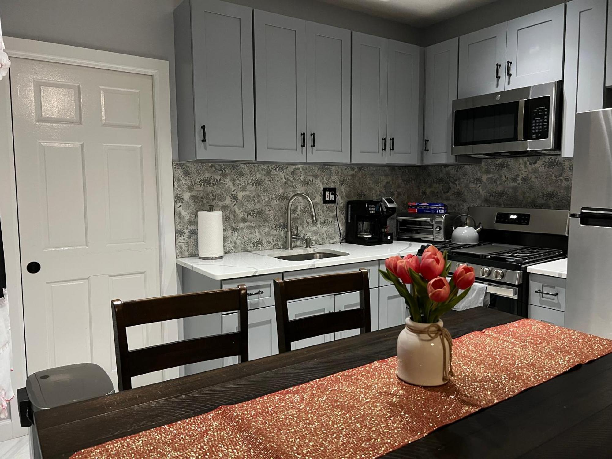 3 Bedrooms In 2nd Floor Modern Brooklyn Home, Close To J Train Guest house New York