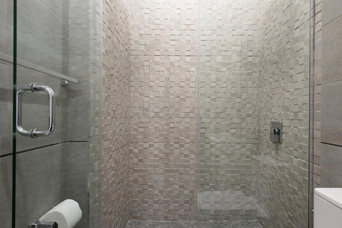 78-1b New 1br Prime Ues Wd In Unit *
