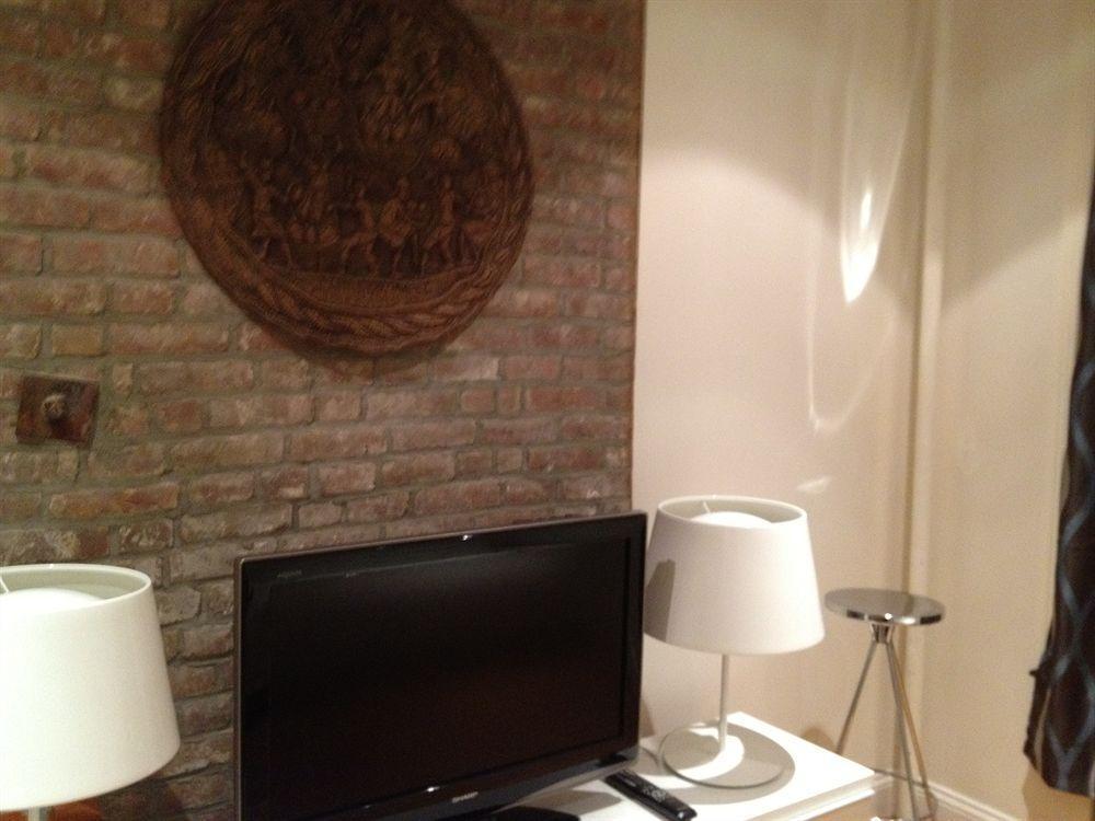 Un Apartments *