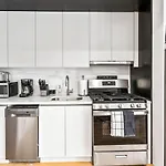 Modern Studio Suite With Charming Juliet Balcony In Upper East Side