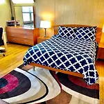 Lga Airport 3 Mins, 3 Bedroom Duplex House, Parking And Private Backyard, 9Mins Subway!