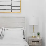 69-4B Modern Lower East Side 1Br Prime Location