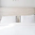 240-15 Luxury Studio Prime Location W&D