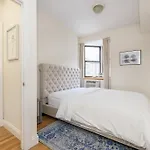 3 Bedroom Modern Apartment - Times Square