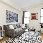 3 Bedroom Modern Apartment - Times Square